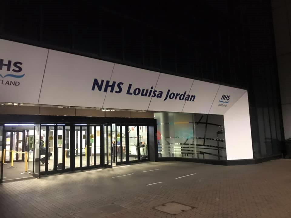 buitenopname van het NHS Louisa Jordan ziekenhuis