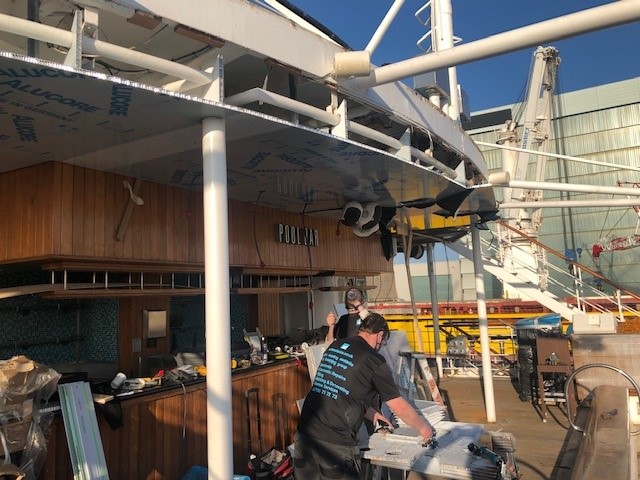 le plafond du bar de la piscine sur le bateau windstar