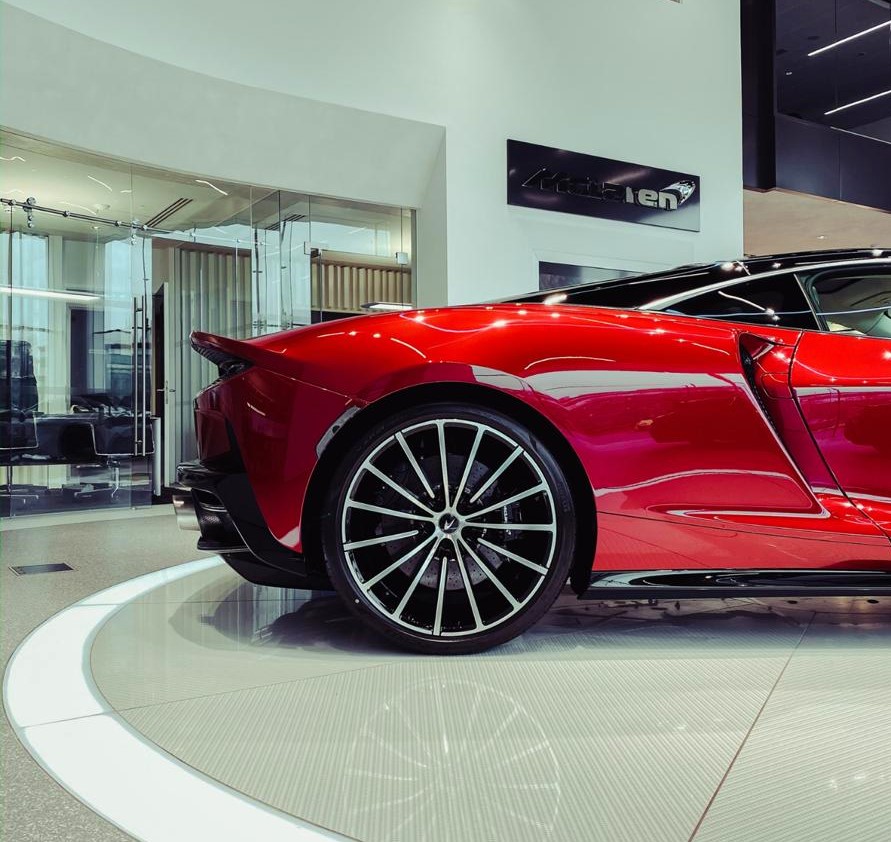 rode supercar in een showroom